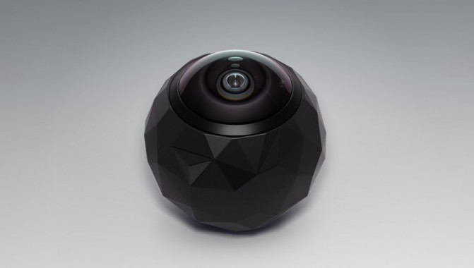 Пітер Еддертон, підприємець і великий шанувальник екстремального спорту вважає, що нова розробка його компанії - камера 360fly зможе стати серйозним конкурентом GoPro для зйомок відео з кутом огляду в 360 градусів і посприяє популяризації віртуальної реальності