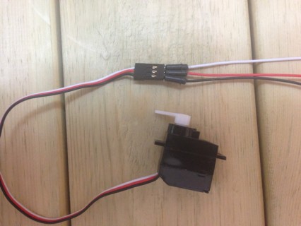 Прикріпіть три дроти до серводвигуна, як показано на малюнку нижче: