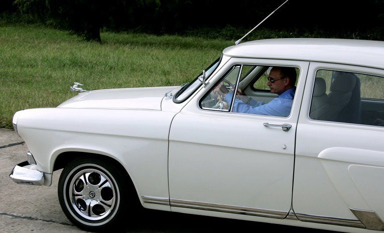 Тоді на білому автомобілі з хромованим оленем на капоті він прокатав американського президента Джорджа Буша-молодшого