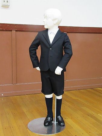 Одяг від Armani, рекомендована в якості форми для хлопчиків школою Таймей (надано Радою за освітою району Тюо)