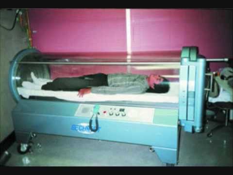 У 1986 році з'явилися фотографії Майкла Джексона, що лежить в барокамері