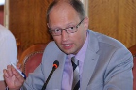 Лідер партії Фронт змін Арсеній Яценюк заявляє, що установка веб-камер на виборчих дільницях підірве демократичність парламентських виборів