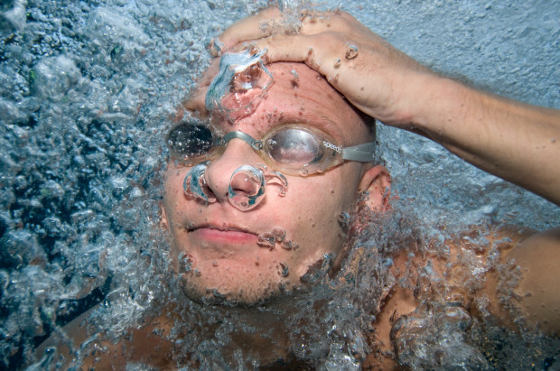 У 2010-му році датський фрідайвер   Стіг Северінсен   стрибнув у басейн, наповнений акулами, і затримав дихання на 20 хвилин і 10 секунд, побивши попередній світовий рекорд