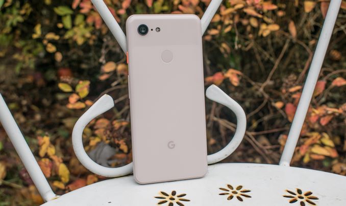 Google все ще зберігає таку ж контрастну функцію дизайну глянцевого скла у верхній частині телефону, і домагається цього шляхом хімічного травлення нижньої частини скла до матового покриття