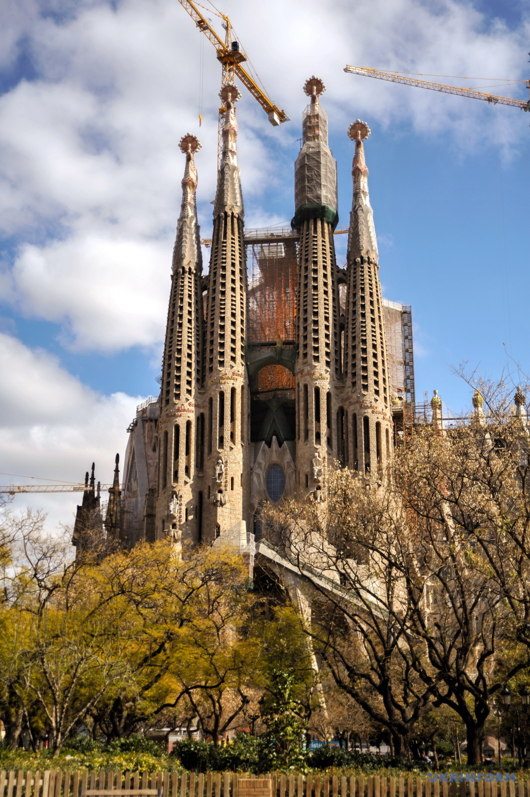 У свою чергу місто легалізує статус Саграда вже на початку наступного року, заявила мер Барселони Ада кола, назвавши угоду між храмом і містом історичної