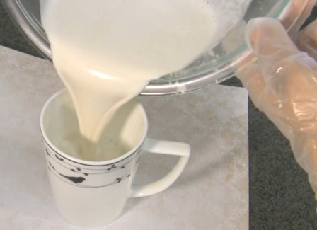 Мигдальне молоко не тільки не поступається соєвого за складом вітамінів і мінералів, але навіть і перевершує багато в чому