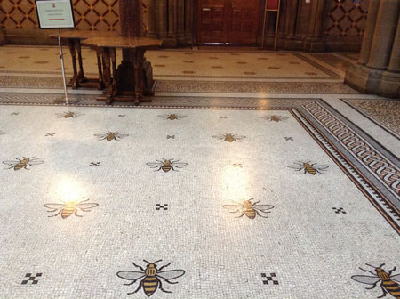 У будівлі ратуші бджіл можна побачити і на мозаїчній підлозі