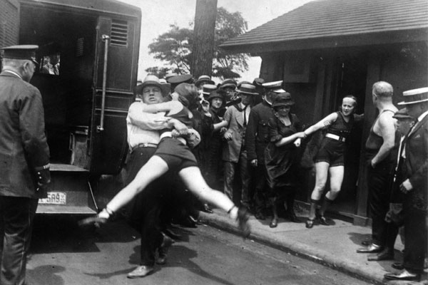 Жінку заарештовують за оголені ноги (1922)