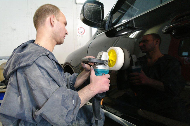 При нанесенні полироля на кузові автомобіля залишається полімерна плівка, яка добре захищає від впливу зовнішнього середовища