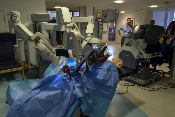 Тепер операції можна проводити за допомогою спеціальних роботів