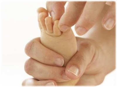 Часто нарив на пальці біля нігтя у дитини виникає з наступних причин: