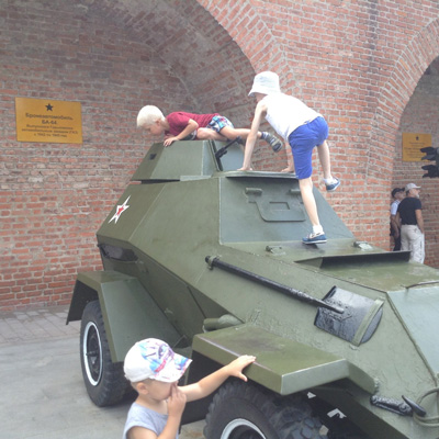 Його велика територія дозволяє дітям побігати, хлопчаків напевно зацікавить виставка військової техніки, присвячена роботі горьковских заводів в роки війни