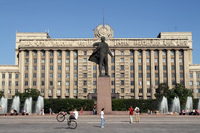 Зупинка на «Московській» знаходиться відразу за площею з фонтаном, поруч з Будинком Рад (це великий будинок впадає в очі, так що пропустити його буде складно)