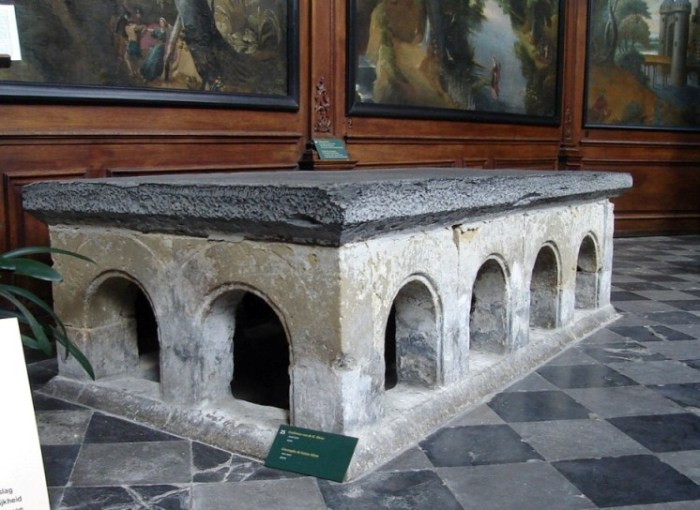 Могила мучениці Аліни покрита чорної мармуровою плитою і покоїться на аркадах з того ж матеріалу