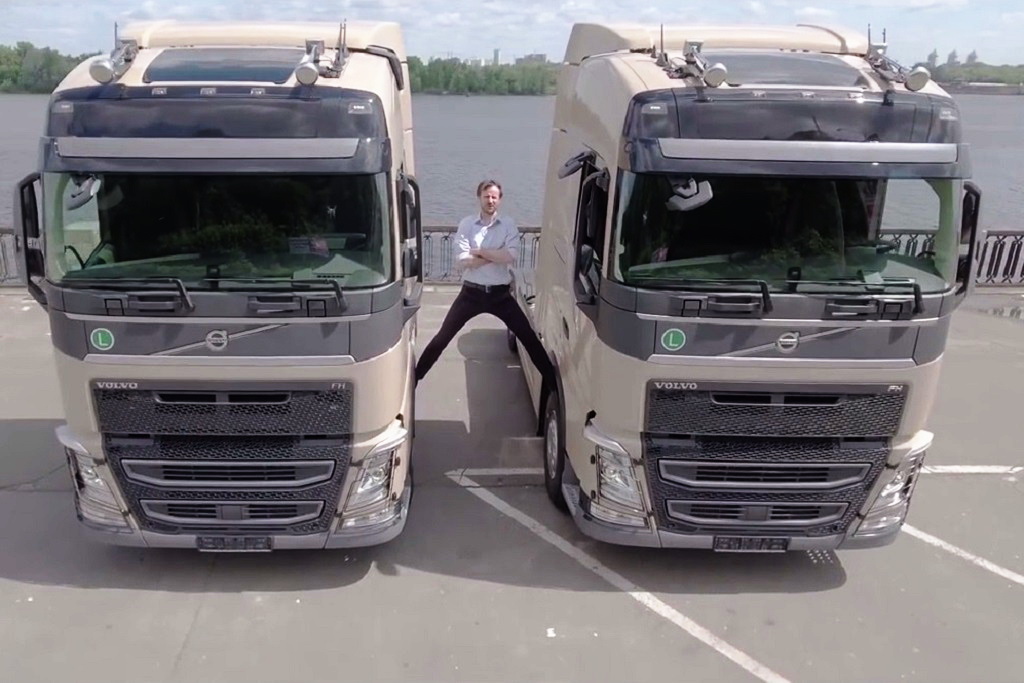 Все, напевно, пам'ятають   унікальний ролик   на YouTube, де Жан-Клод Ван Дамм робить розтяжку між вантажівками Volvo, які їдуть заднім ходом