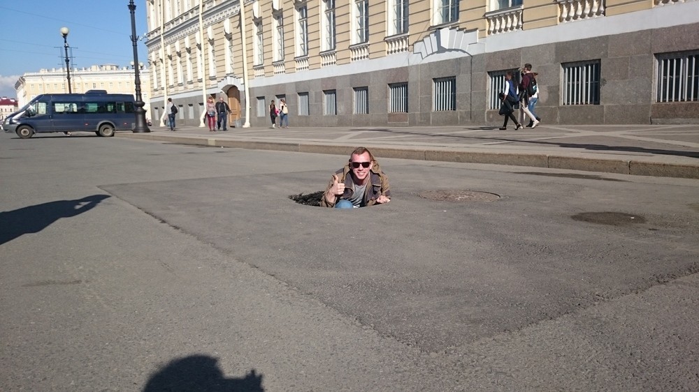 Ось, наприклад, кадр дворічної давності з головної площі Санкт-Петербурга - Двірцевій