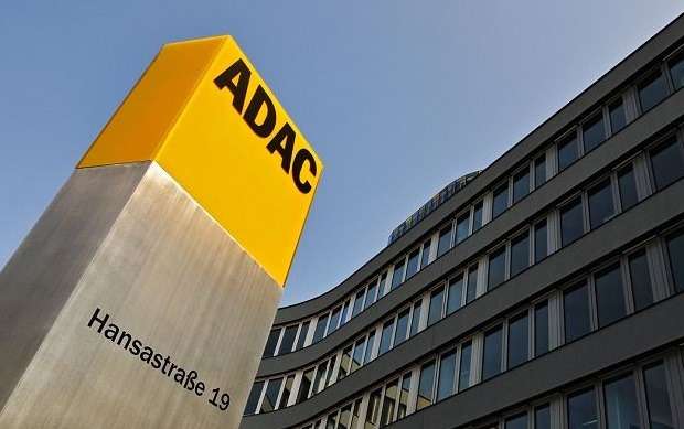 Премія «Жовтий ангел» вважалася вельми почесною до тих пір, поки в Німеччині не вибухнув скандал, викликаний визнанням представників ADAC в фальсифікації голосування в популярному конкурсі «Автомобіль року»
