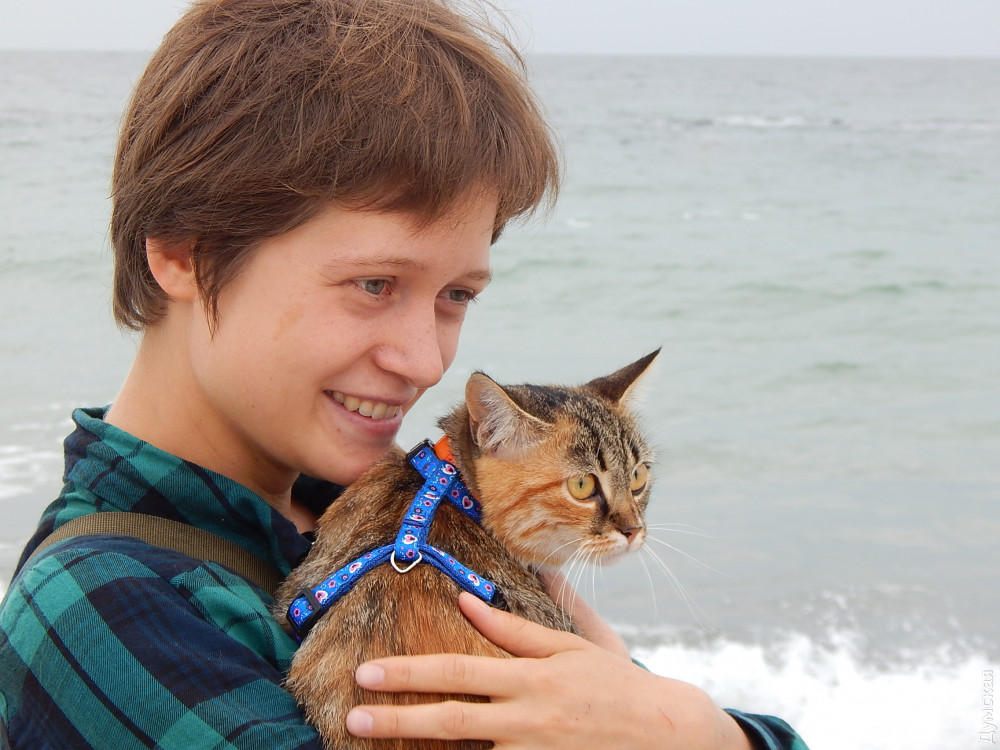 Як тендітна росіянка разом зі своєю покаліченою кішкою Україні допомагає   Поруч з нею відчуваєш себе великим і мужнім