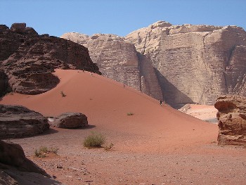 Пустеля Ваді Рам приваблює мандрівників в першу чергу різнокольоровими пісками і дюнами, сформованими в дивовижні скульптури